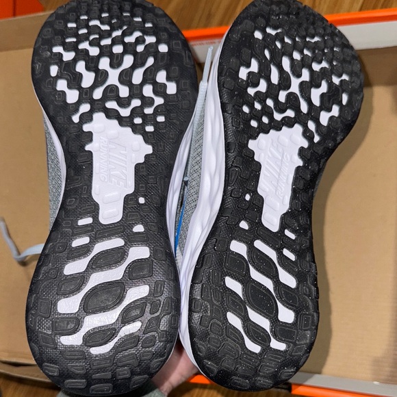 NWT Nike Kids Sneakers - YOUTH - Picture 5 of 9